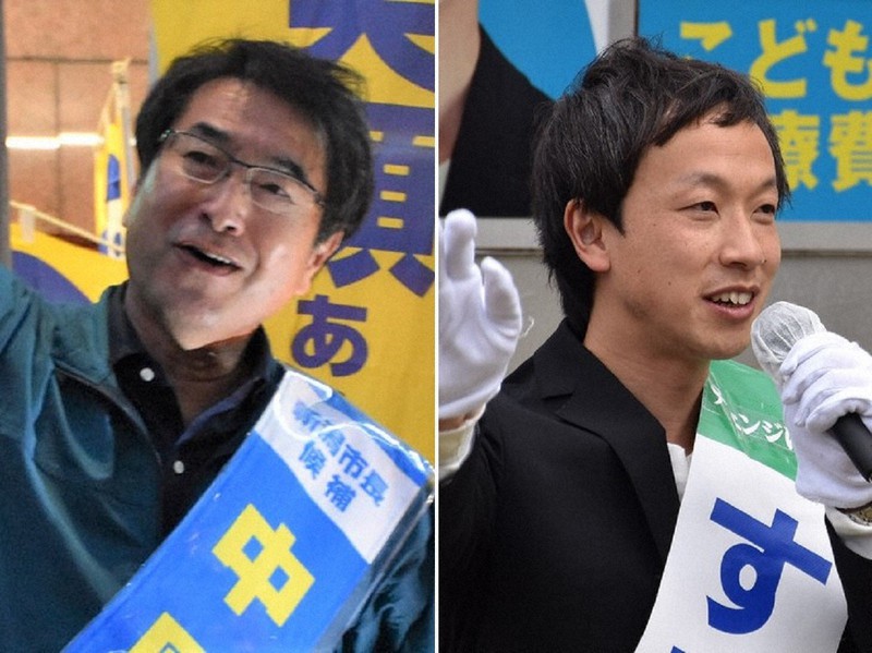 (左)「勝つぞ」コールで拳を突き上げる中原氏、(右)手を挙げて聴衆に訴えかける鈴木氏=いずれも新潟市で2022年10月22日、内田帆ノ佳撮影