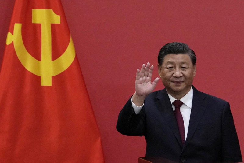 中国共産党の他の6人の新政治局常務委員と共に姿を現し、報道陣に手を振る習近平総書記=北京の人民大会堂で2022年10月23日、AP