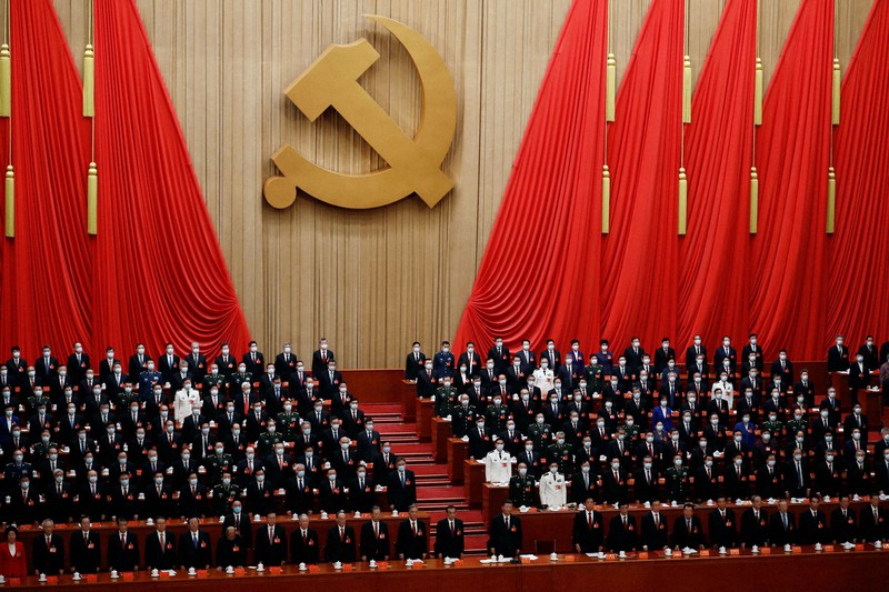 中国の共産党大会の閉幕式に出席する党幹部ら=北京で2022年10月22日、ロイター