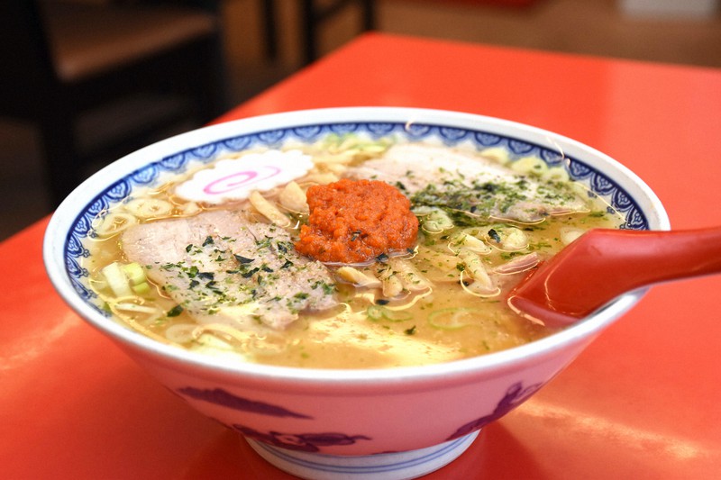 辛さが調節できるよう上に辛みそが乗る「赤湯からみそラーメン」=山形県南陽市で2020年7月21日午後3時56分、的野暁撮影