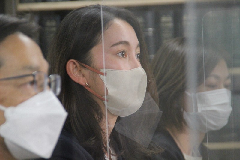 逆転勝訴を受け、弁護士と共に記者会見に臨む伊藤詩織さん(中央)=東京都千代田区の司法記者クラブで2022年10月20日、宇多川はるか撮影