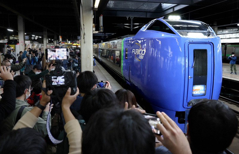 9月に定期運行が終わり、特急「スーパー北斗」としてラストランのため駅を出発する「キハ281系」=JR札幌駅で2022年10月23日午後0時40分、貝塚太一撮影