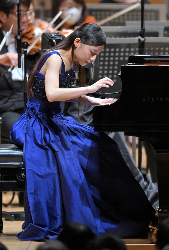 ピアノ部門で演奏する1位の小嶋早恵さん=東京都新宿区の東京オペラシティで2022年10月22日、手塚耕一郎撮影