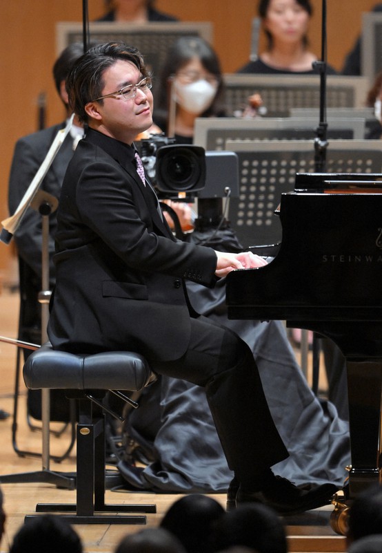 ピアノ部門で演奏する1位の坂口由侑さん=東京都新宿区の東京オペラシティで2022年10月22日、手塚耕一郎撮影