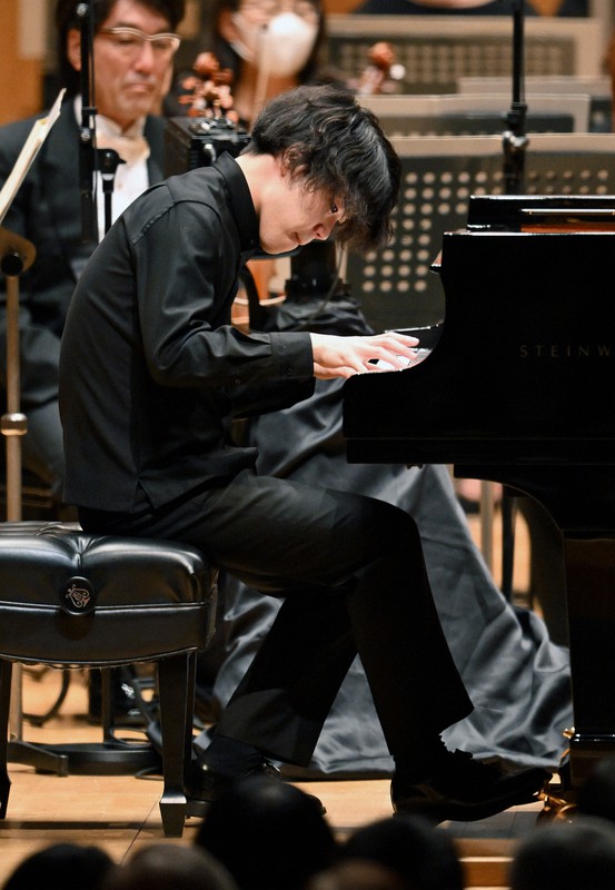ピアノ部門で演奏する3位の藤平実来さん=東京都新宿区の東京オペラシティで2022年10月22日、手塚耕一郎撮影