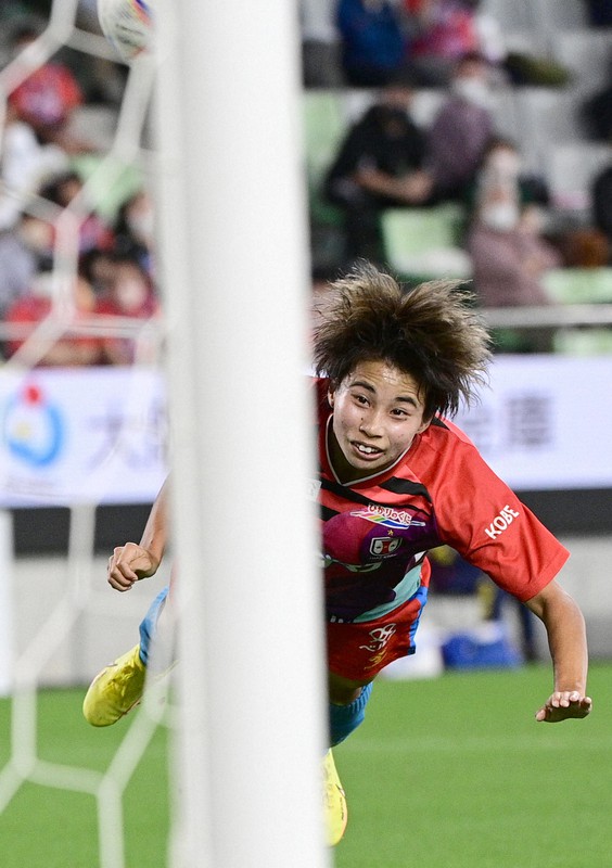 【INAC神戸-大宮】前半、ヘディングで先制ゴールを決めるINAC神戸の田中=ノエビアスタジアム神戸で2022年10月23日、藤井達也撮影