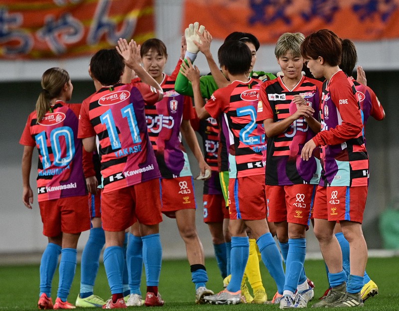 【INAC神戸-大宮】開幕戦に勝利し、喜ぶINAC神戸の選手たち=ノエビアスタジアム神戸で2022年10月23日、藤井達也撮影