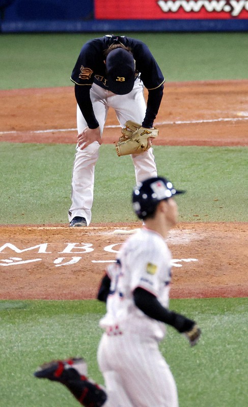 【ヤクルト-オリックス】九回裏ヤクルト無死一、二塁、代打・内山壮真(手前)に3点本塁打を打たれ、肩を落とすオリックス・阿部=神宮球場で2022年10月23日、幾島健太郎撮影