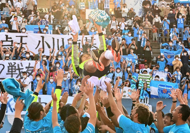横浜FCの中村俊輔選手がラストマッチ 笑顔でピッチを去る [写真