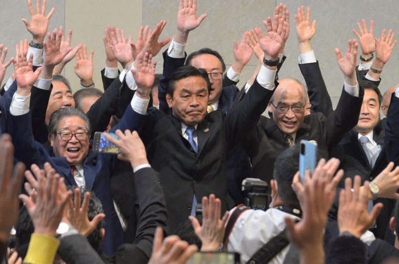 当選が決まり、谷本正憲知事（右から2人目）らと万歳する馳浩氏（中央）＝金沢市内のホテルで2022年3月14日午前0時15分、阿部弘賢撮影