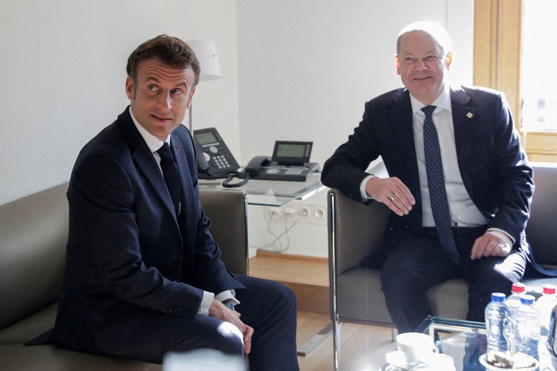 会談するフランスのマクロン大統領(左)とドイツのショルツ首相=ブリュッセルで2022年10月20日、ロイター