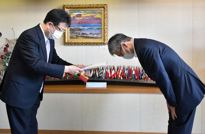 第三者委員会の清田晃生委員長(右)から調査報告書を受け取る大西一史熊本市長=熊本市中央区で2022年10月24日午前10時1分、栗栖由喜撮影