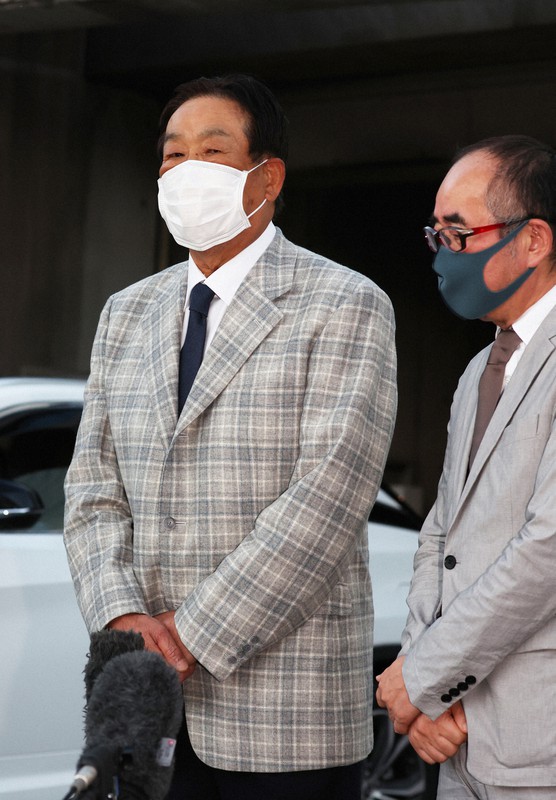 村田兆治元投手(左)=東京都大田区で2022年9月25日、小出洋平撮影