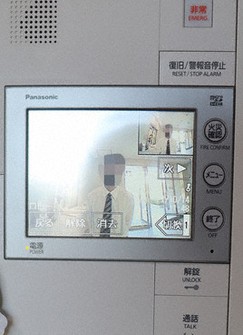 受け子と思われる男性が写ったインターホンの画面(画像の一部を加工しています)