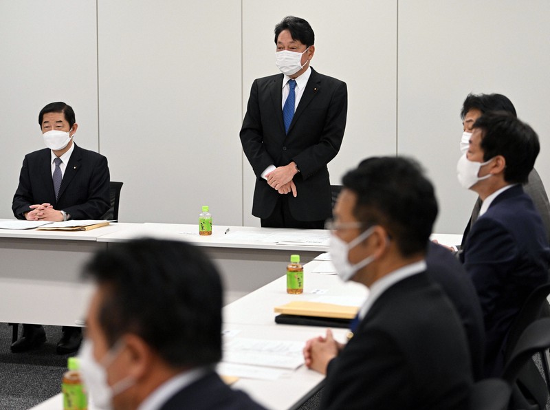 ワーキングチームの初会合で発言する自民党の小野寺五典安保調査会長(奥中央)と公明党の佐藤茂樹外交安保調査会長(同左)=衆院第2議員会館で2022年10月19日午後3時1分、竹内幹撮影