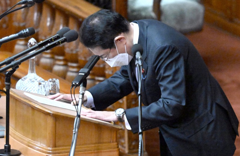 衆院本会議で山際大志郎前経済再生担当相が辞任したことについて陳謝する岸田文雄首相=国会内で2022年10月25日午後1時32分、竹内幹撮影