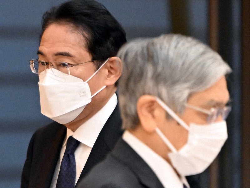 月例経済報告等に関する関係閣僚会議に臨む岸田文雄首相(左)と日銀の黒田東彦総裁=首相官邸で2022年10月25日午前8時41分、竹内幹撮影
