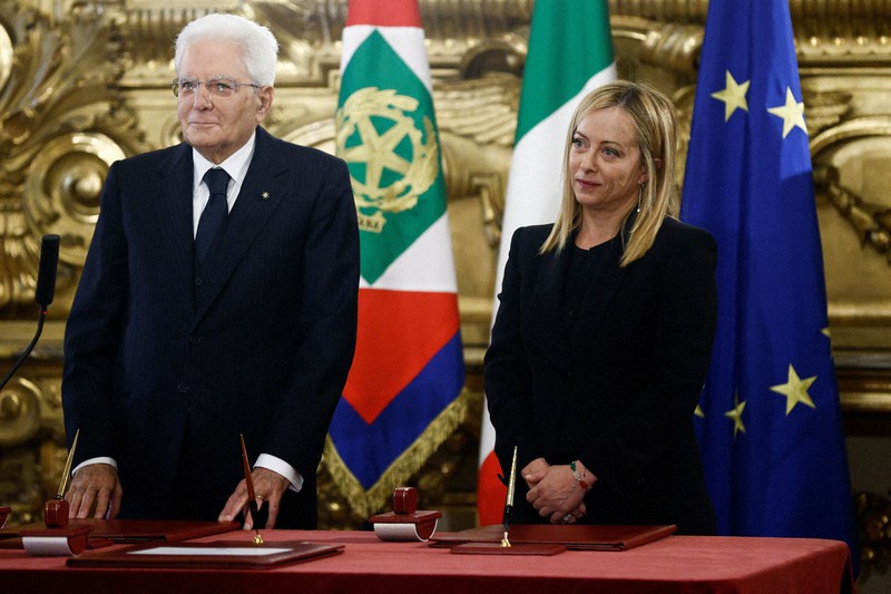 イタリアの首相就任宣誓式に臨む右派「イタリアの同胞」のメローニ党首(右)。隣はマッタレッラ大統領=ローマの大統領府で2022年10月22日、ロイター