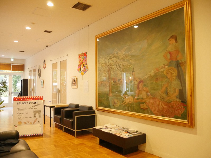 関西日仏学館が現在の場所に移転した際に寄贈された藤田嗣治の「ノルマンディーの春」は1階玄関ホールに飾られている=京都市左京区吉田泉殿町のアンスティチュ・フランセ関西-京都で2022年10月7日午後3時31分、松室花実撮影