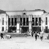 被爆3日後の広島駅。後方は小説にも描写がある二葉山＝1945年8月9日、国平幸男撮影