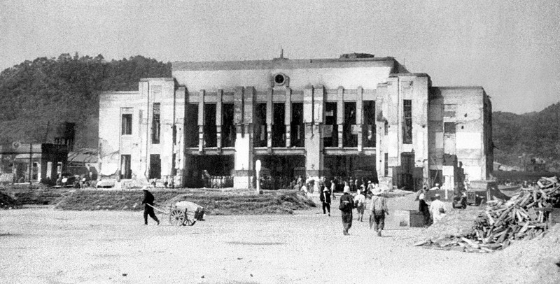 被爆3日後の広島駅。後方は小説にも描写がある二葉山＝1945年8月9日、国平幸男撮影