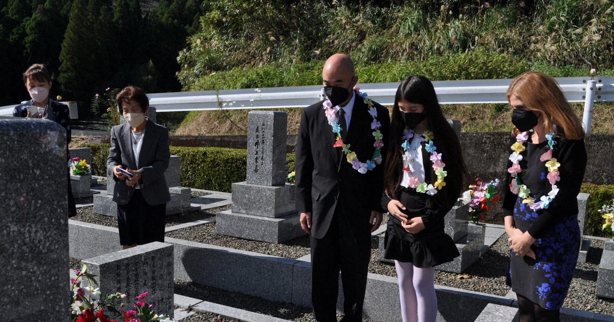 ずっと訪ねたかった」 ダニエル・イノウエ氏の長男ら先祖を墓参