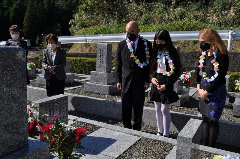 墓参するケン・イノウエさん(右から3人目)ら=福岡県八女市上陽町で2022年10月25日、足立旬子撮影