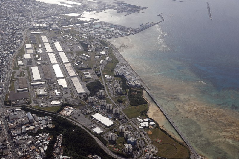 米軍那覇港湾施設(那覇軍港)の移設が予定される沖縄県浦添市の西海岸=2021年11月20日午後3時8分、本社機「希望」から