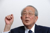 インタビューに答える稲盛和夫氏＝東京都中央区八重洲で2012年5月16日、中村琢磨撮影