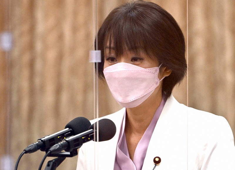 衆院の政治倫理の確立及び公職選挙法改正に関する特別委員会で立憲民主党の源馬謙太郎氏の質問に答える杉田水脈総務政務官=国会内で2022年10月26日午前10時15分、竹内幹撮影