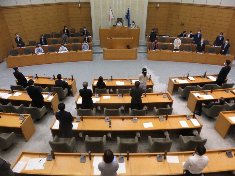 政務活動費の不明朗な入出金についての調査特別委員会(百条委)の設置を賛成多数で決めた大阪府吹田市議会=同市で2022年10月26日午前10時27分、三角真理撮影