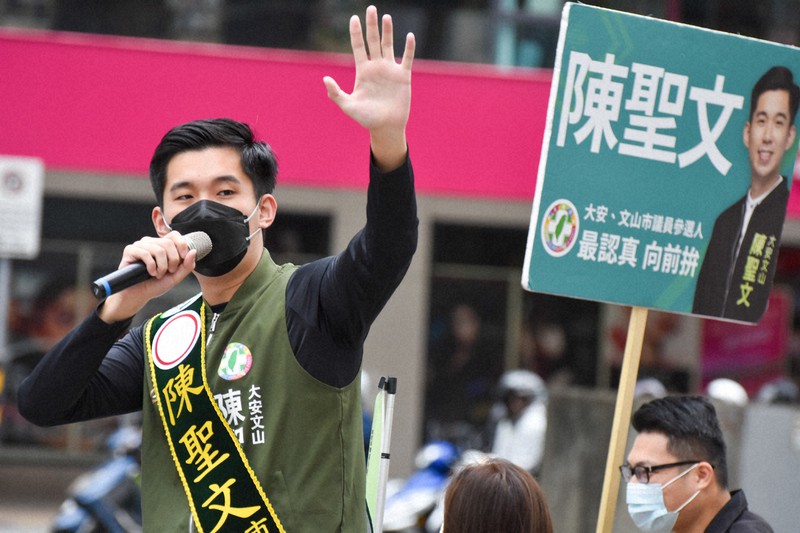 街頭で有権者に支持を呼びかける陳聖文氏=台北市で2022年10月20日、岡村崇撮影