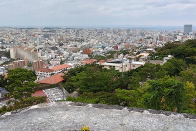 琉球王国時代に王府が置かれた首里から望む那覇の街並み＝那覇市首里当蔵町3で2022年10月11日午後4時5分、比嘉洋撮影