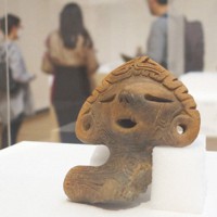 元祖かわいい」土偶人気の秘密 ガラス張りで撮影、カプセル玩具も