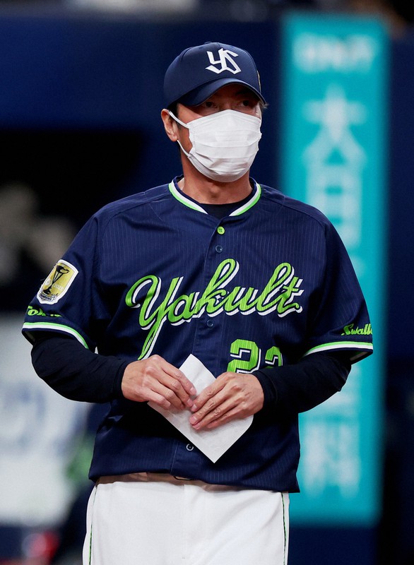 【オリックス-ヤクルト】試合前、メンバー表を交換するヤクルトの高津臣吾監督=京セラドーム大阪で2022年10月26日、滝川大貴撮影