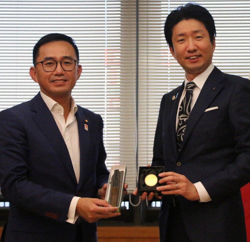 堺市の永藤英機市長(右)を訪ねたASEANのチャン・ドゥック・ビン事務次長=堺市堺区の市役所で、榊原愛実撮影