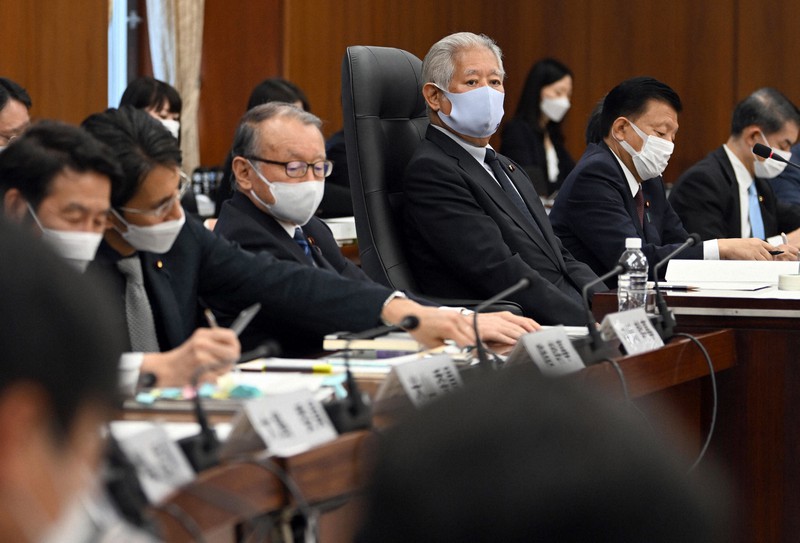 衆院憲法審査会に臨む森英介会長(左から4人目)。同3人目は立憲民主党の中川正春・野党筆頭幹事。同5人目は自民党の新藤義孝・与党筆頭幹事=国会内で2022年10月27日午前10時21分、竹内幹撮影