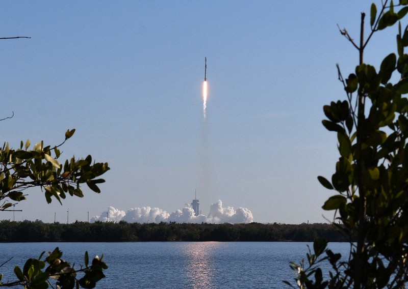 「スターリンク」の衛星を搭載した「スペースX」のファルコン9ロケット=米フロリダ州で2022年3月3日、NurPhoto・ロイター
