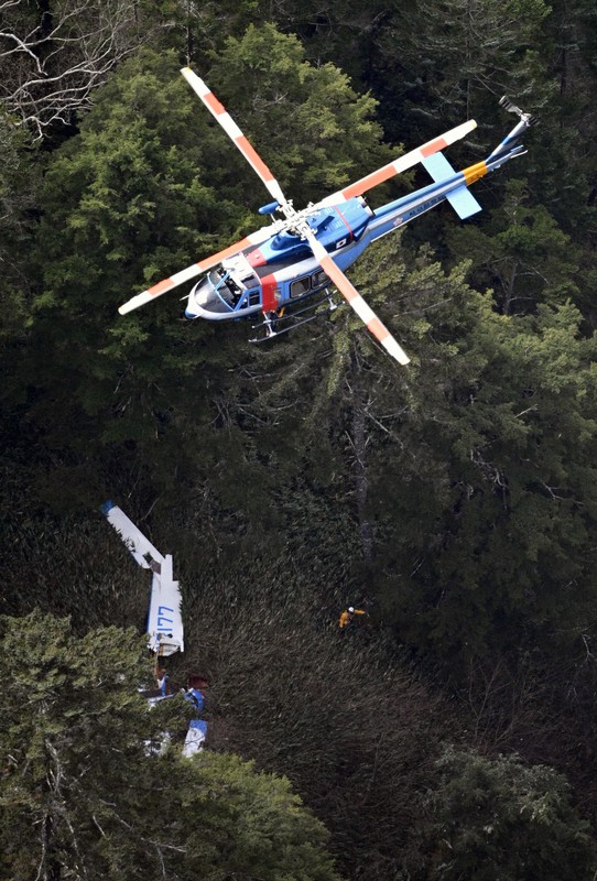 グライダーの墜落現場で行方不明者の捜索をする岐阜県警の捜査員=岐阜県高山市で2022年10月27日午前10時26分、本社ヘリから