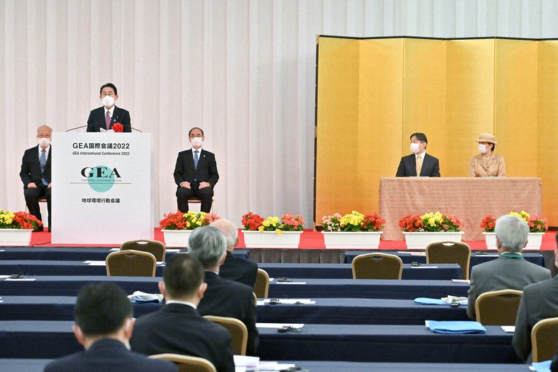 GEA国際会議2022の開会式で、岸田文雄首相のあいさつをお聞きになる天皇、皇后両陛下=東京都港区で2022年10月27日午前10時11分(代表撮影)