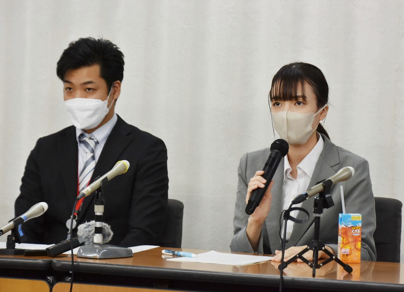 宗教2世を救済する法整備を求め、記者会見した小川さゆりさん(活動名、右)ら=東京都千代田区で2022年10月27日、森口沙織撮影