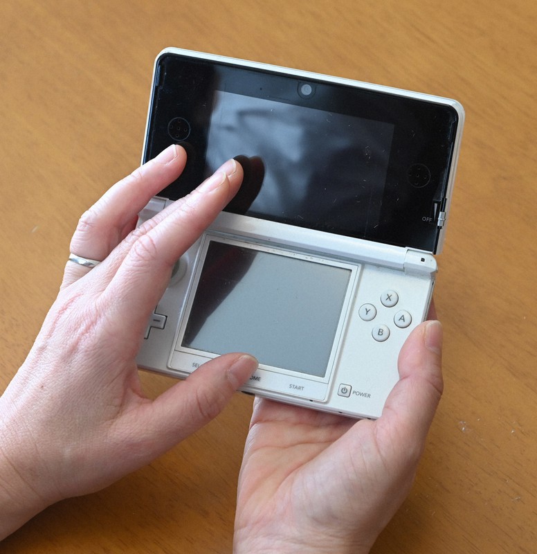 亡くなった男子生徒が愛用していた携帯型のゲーム機。母親は今も大切に保管している=滋賀県守山市内で2022年9月11日、望月亮一撮影