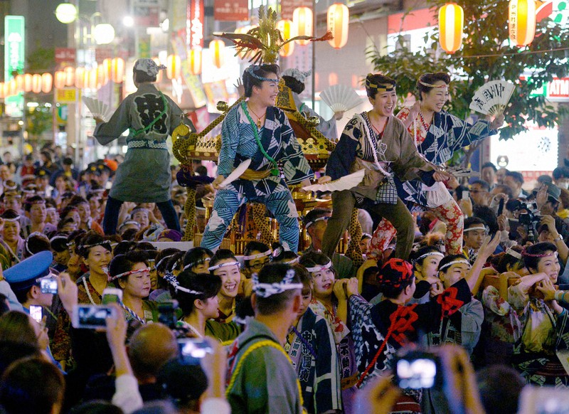 2015年の中洲まつりで威勢良くみこしに乗る女性たち=福岡市博多区で2015年10月8日午後7時50分、津村豊和撮影