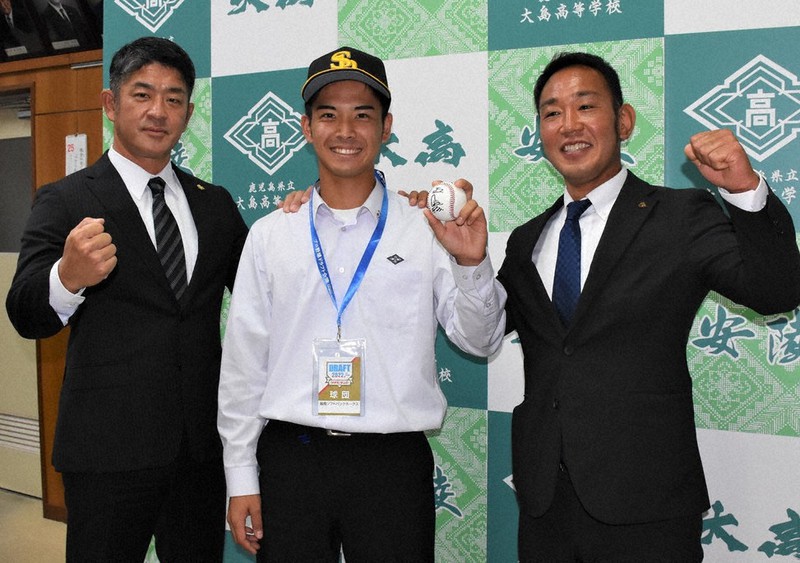 ソフトバンクから指名あいさつを受けて決意を語った大野投手(中央)=鹿児島県奄美市名瀬の県立大島高校で2022年10月25日午後4時50分、神田和明撮影