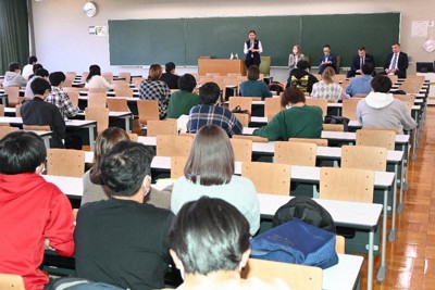 ウクライナ最高会議議員たちの話を聴く学生たち