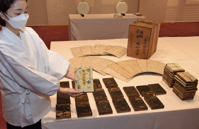 木箱に収められていた「天神記図会」の一式。手前が挿絵の版木、奥が鉛版をつくるための活字の紙型=京都市上京区で、南陽子撮影