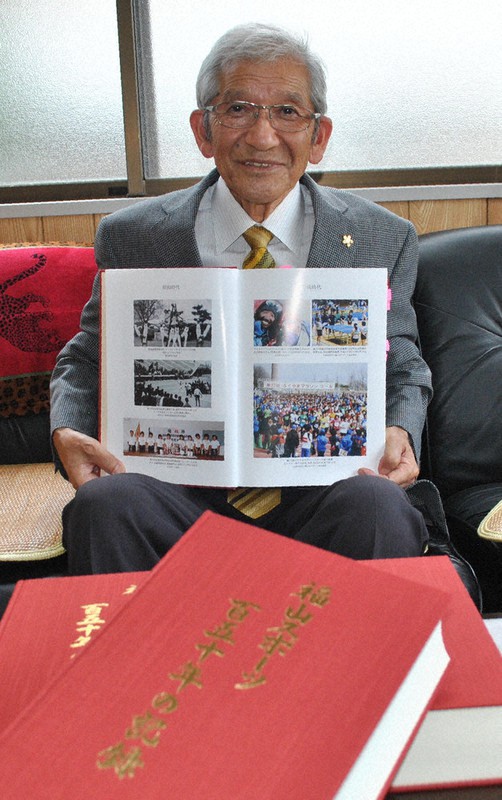 「福山スポーツ百五十年の記録」を自費出版した平松携さん=広島県福山市松永町4で、関東晋慈撮影