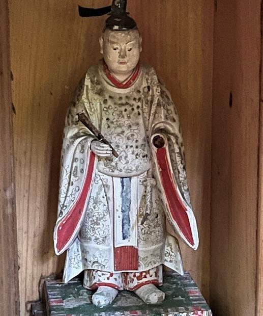 青垣町の足立姓のルーツとされ、地元の若宮神社にある足立遠政像=「全国の足立さん集まれ祭り」実行委提供