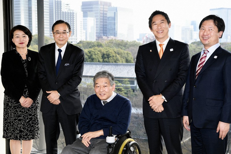 座談会に臨む(左から)全日空専務の河本宏子さん、前総務事務次官の桜井俊さん、東洋大学教授の川内美彦さん、スポーツ庁長官の鈴木大地さん、日本パラリンピアンズ協会会長の河合純一さん=東京都千代田区の毎日新聞東京本社で2017年3月8日、丸山博撮影