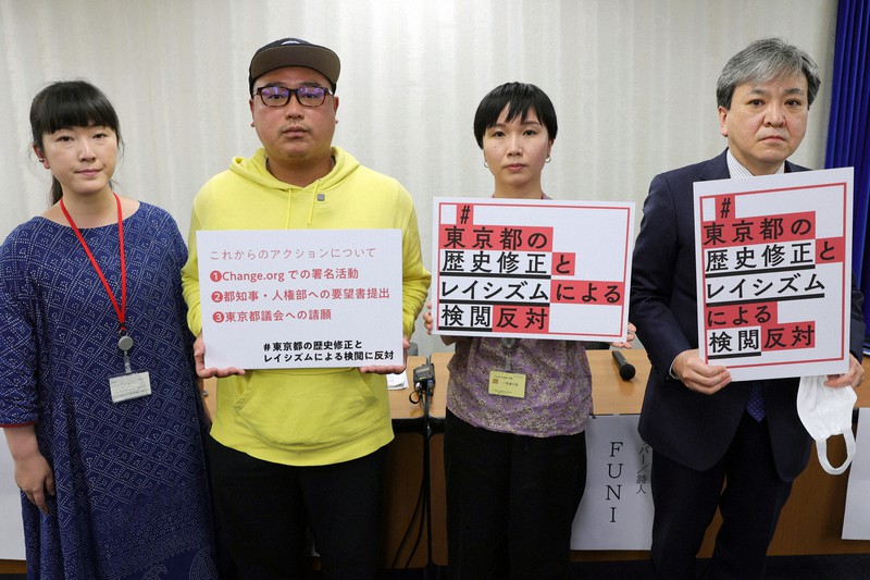 記者会見した(左から)彫刻家の小田原のどかさん、ラッパーのFUNIさん、美術家の飯山由貴さん、東京大学の外村大教授=東京・霞が関で2022年10月28日、後藤由耶撮影